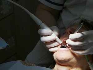 Detenida en Toulouse, una dentista bajo custodia: sospechada de desviar