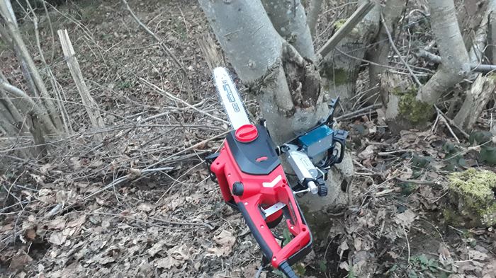 Esta motosierra teledirigida corta árboles a distancia, y tiene algo