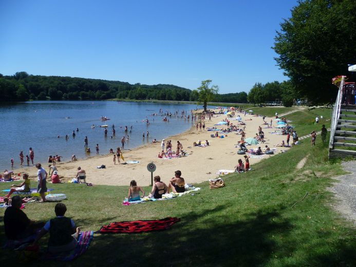 Una playa de arena fina en el corazón del Lot, el lago Tolerme es un lugar apreciado junto al agua.