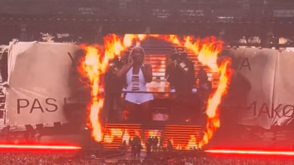 En el Stade de France, Aya Nakamura "quema" una pancarta