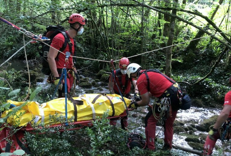 Instalan una tirolina los bomberos del Lot para evacuar de