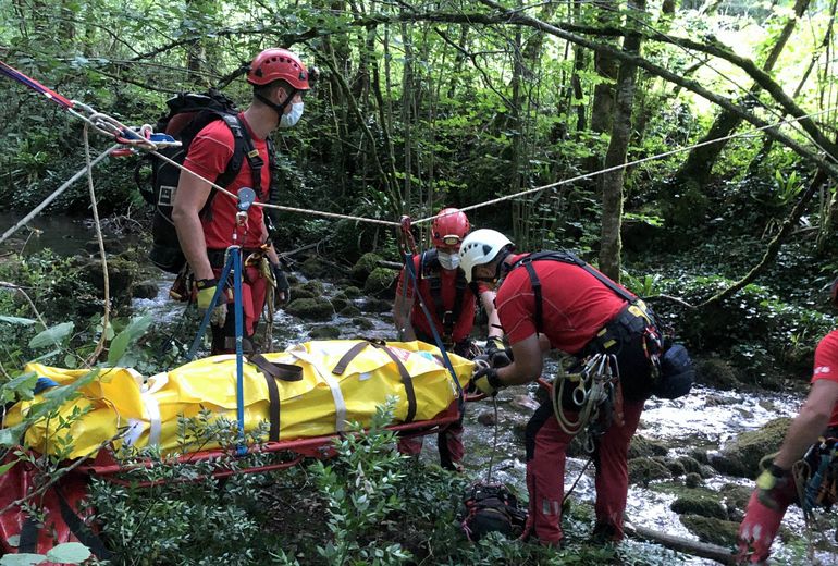 Instalan una tirolina los bomberos del Lot para evacuar de