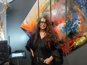 A los 63 años, transforma las cicatrices y la calvicie