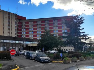 Consultas desprogramadas, operaciones quirúrgicas pospuestas, el hospital de Tarbes, víctima