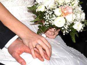 Denuncia los abusos de su padrastro: la madre toma el