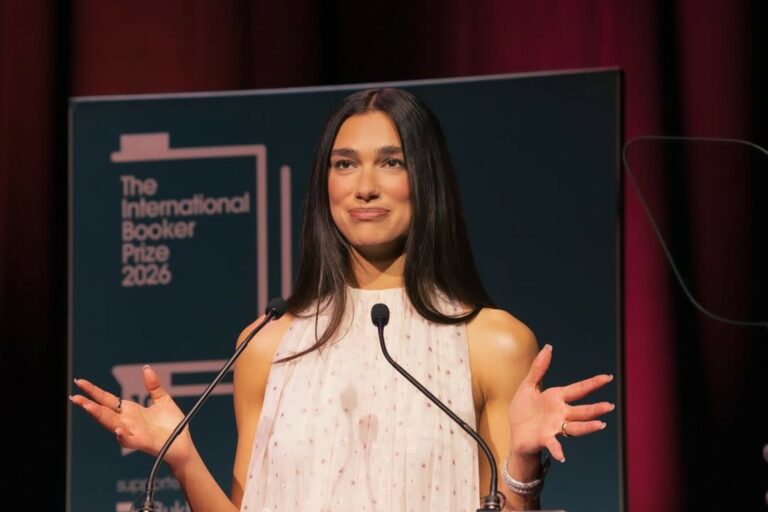 Descontenta, la estrella Dua Lipa demanda a Samsung por una