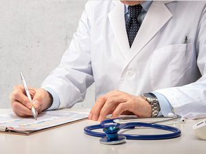 Dos médicos para salir de la zona roja