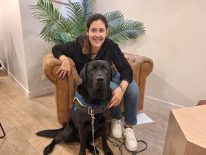"Él es mi doble": Trust, el perro de asistencia en