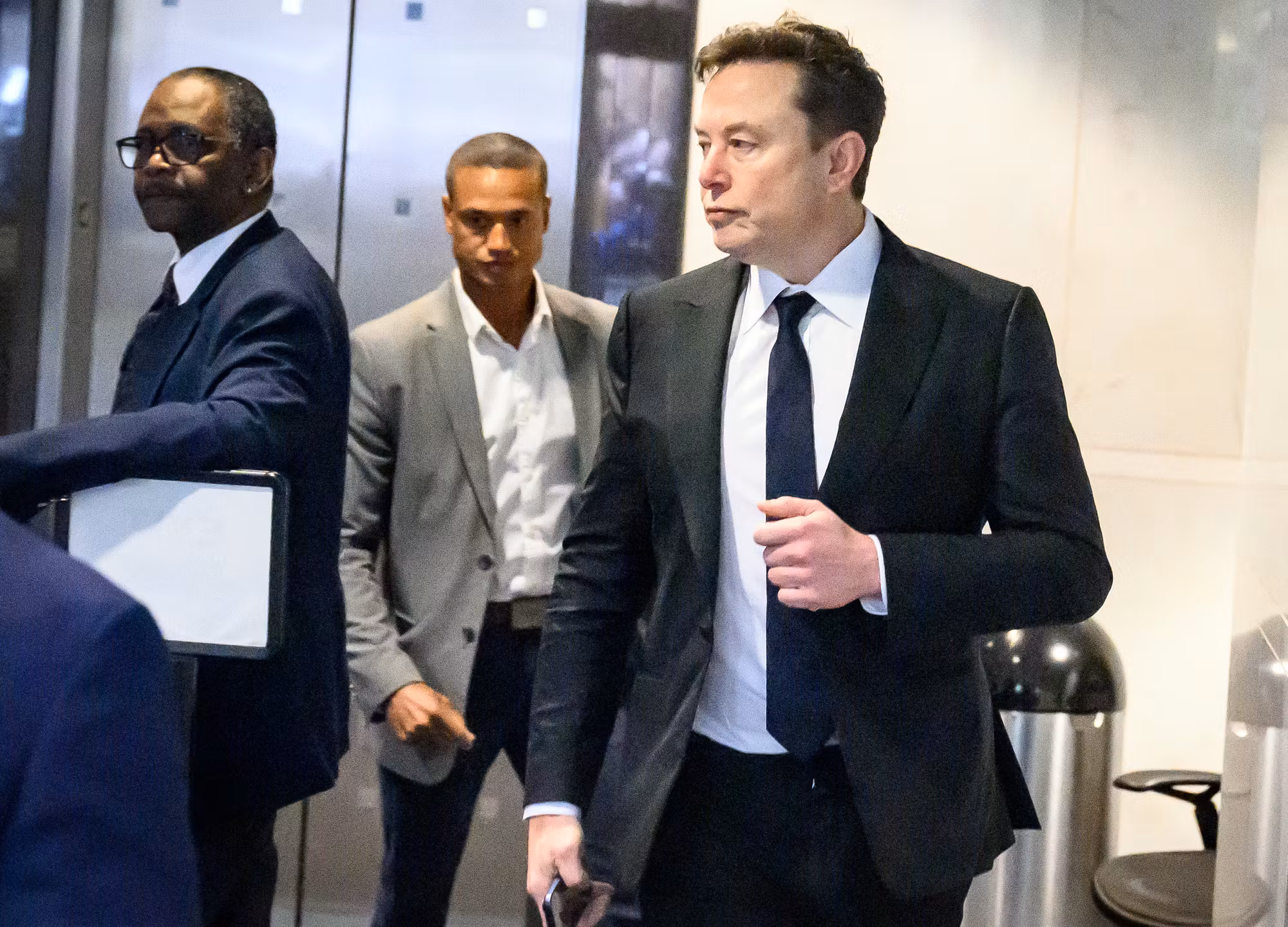 Elon Musk envía un mensaje lunar e insultante contra los