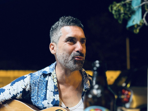 Fredo de Ogres de Barback en concierto solidario en Toulouse,