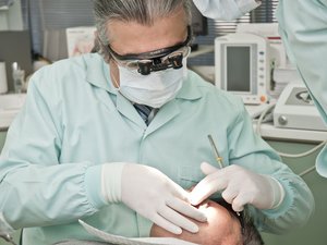 "Le quitó inútilmente 16 dientes sanos": un ex-dentista juzgado en