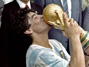 Muerte de Maradona: "Se arrancaba los catéteres, había que sedarlo...":