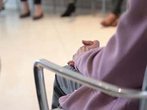 Nu y encapuchado, un exhibitionista de 62 años impacta a