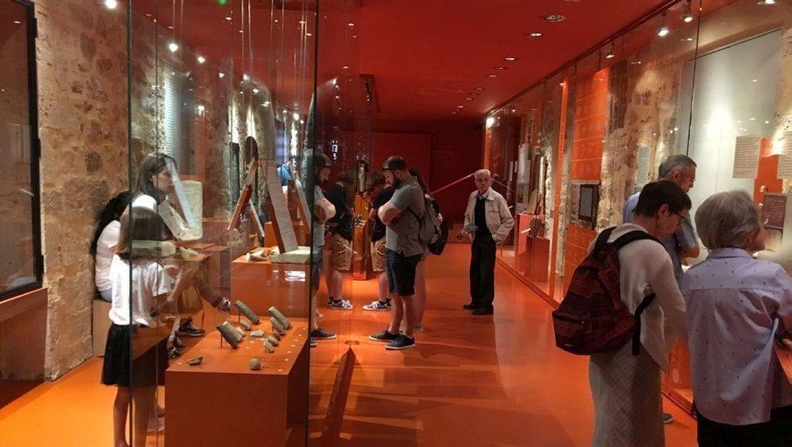 A la sombra del sol, el museo Champollion ofrece un respiro refrescante.