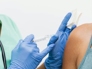 Prohibida de ejercer la medicina por haber inyectado una vacuna