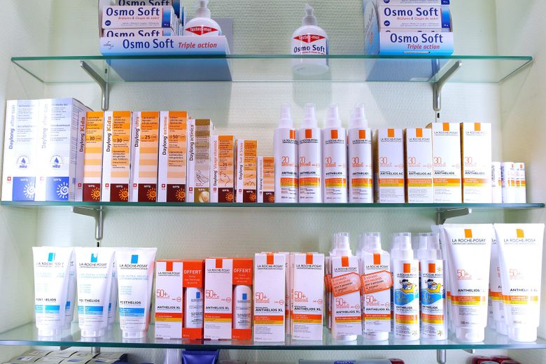En farmacias o grandes superficies, hay una amplia gama de cremas solares.