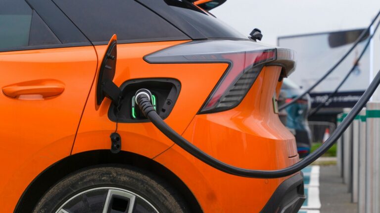 Si tienes un coche eléctrico, pronto perderás esta ventaja en
