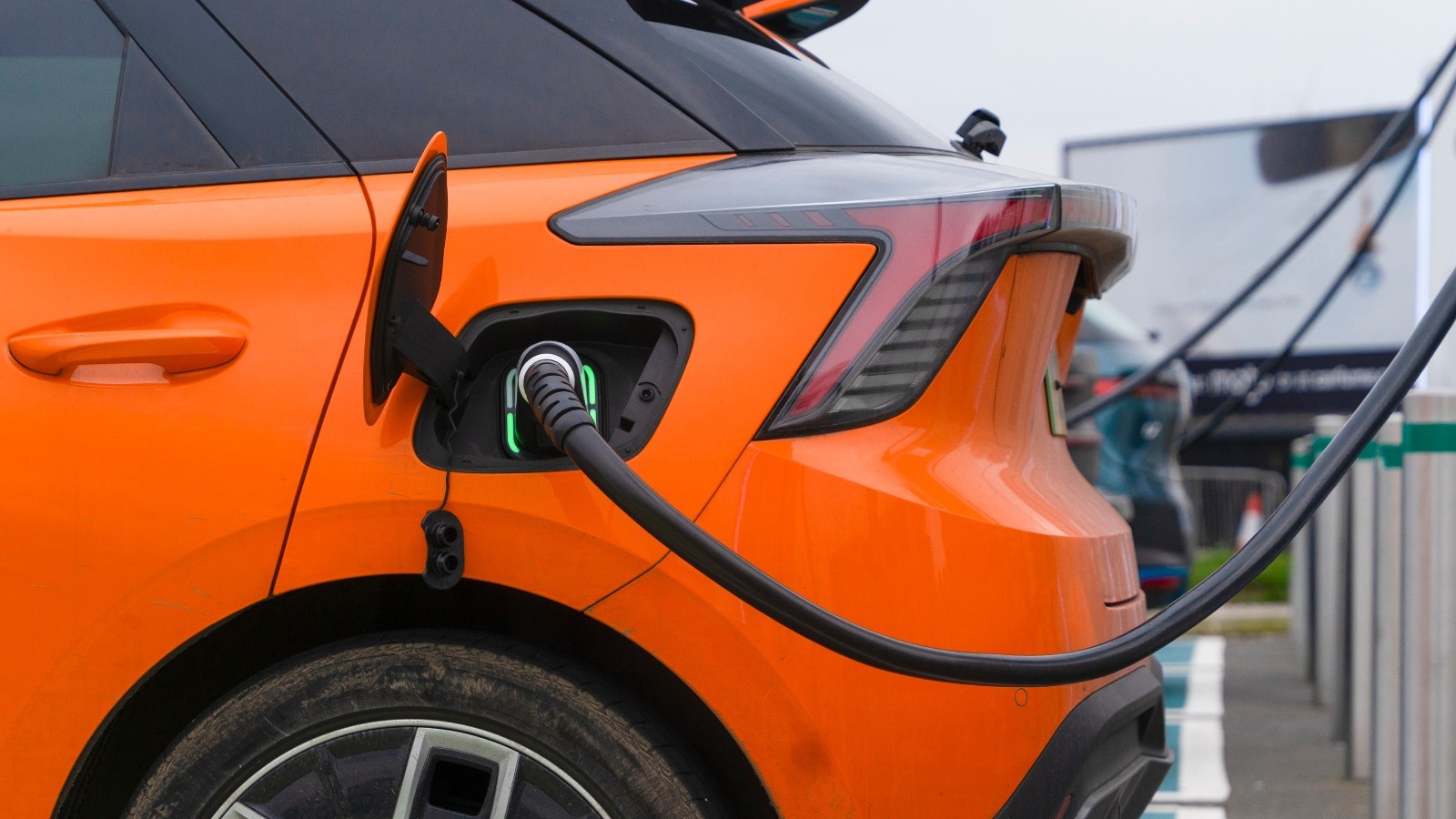 Si tienes un coche eléctrico, pronto perderás esta ventaja en