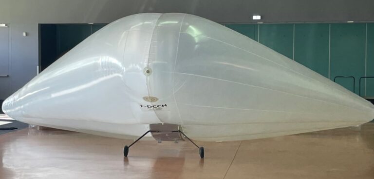 Un dron inflable francés ha completado con éxito sus primeras