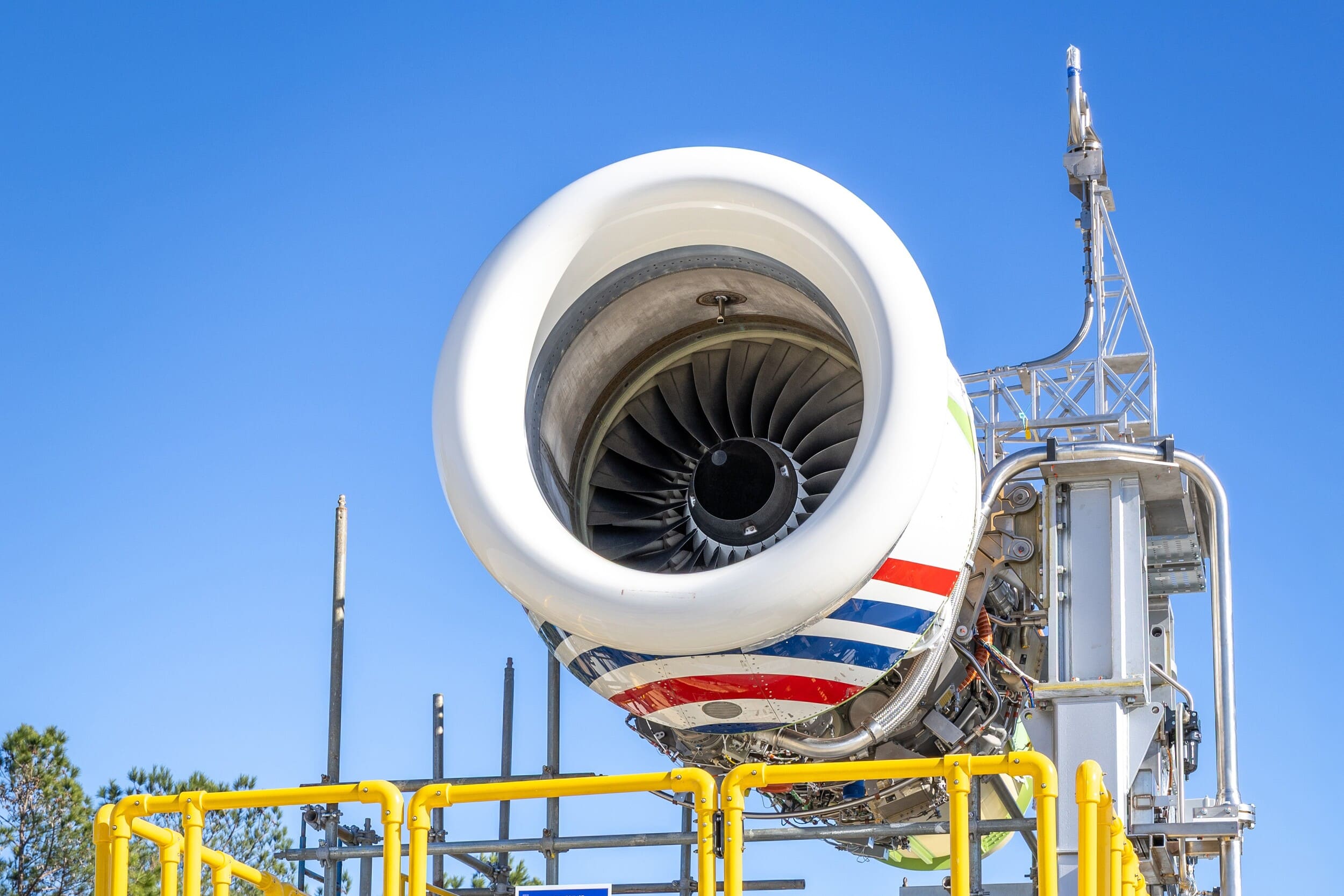 Un motor completo de avión funciona a plena potencia con