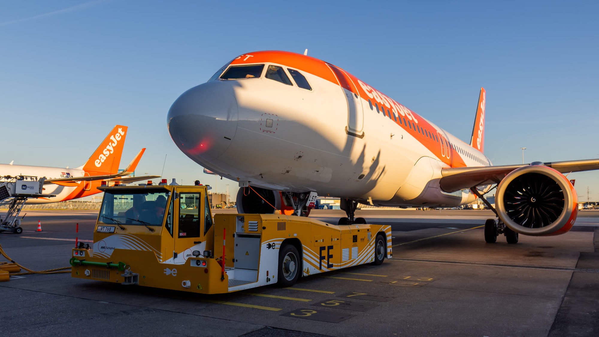 easyJet hace rodar Airbus sin motor en Schiphol: el TaxiBot
