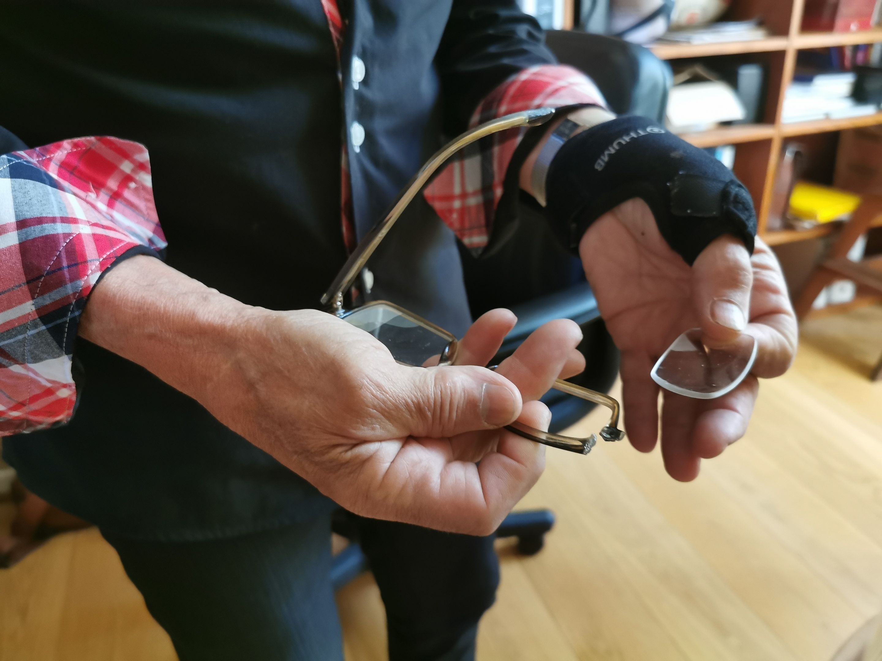 El golpe fue tan violento que rompió las gafas, incrustando fragmentos en la piel de la víctima.