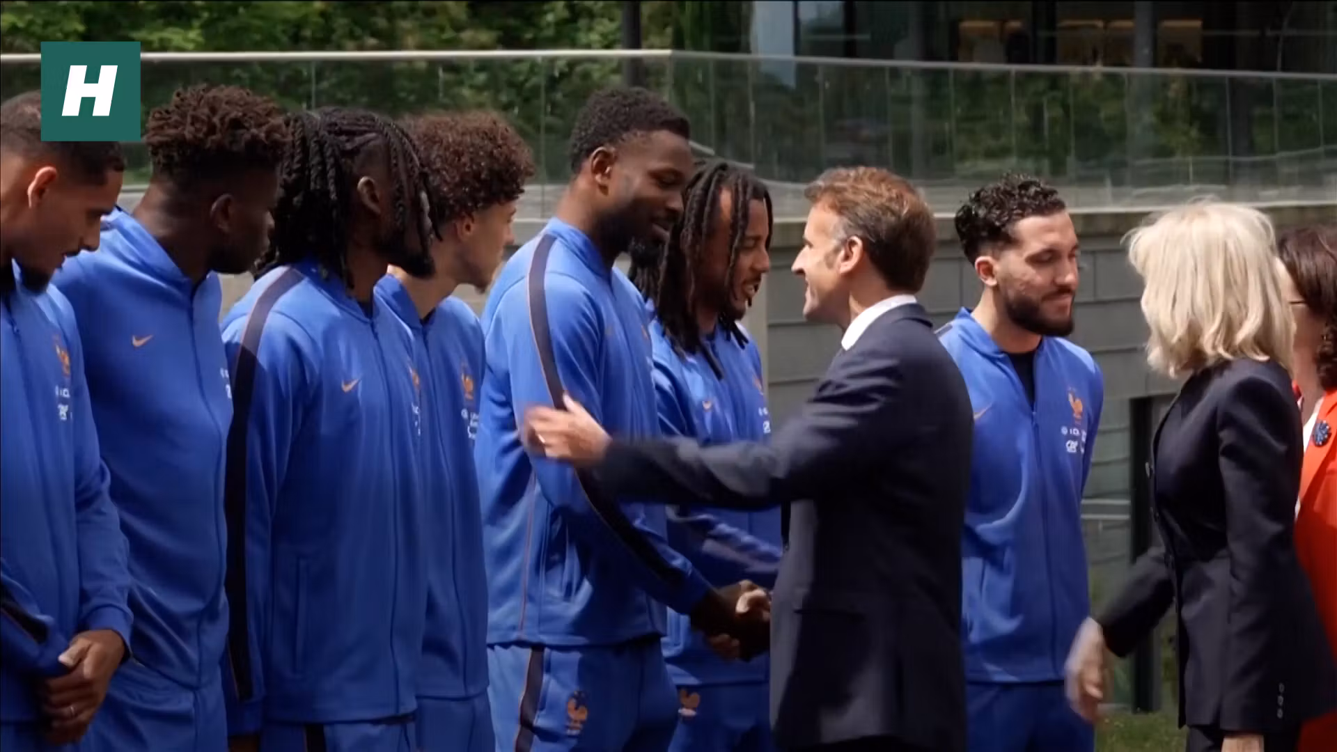 Mbappé recibió un beso de Macron durante su visita a
