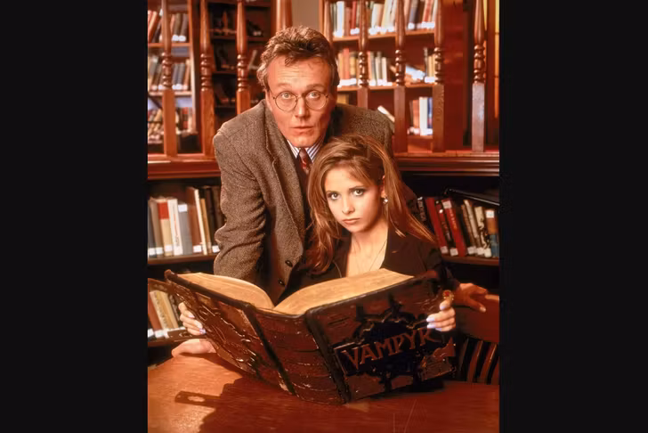 Anthony Head y Sarah Michelle Gellar en la serie « Buffy contre les Vampires ».