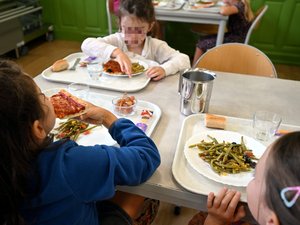 Siete alumnos trasladados a urgencias tras malestares: la comida servida