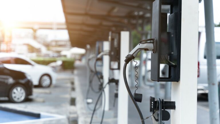 Bornes de recarga eléctrica: agentes IA vigilan contra piratas y