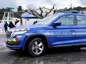"Un recién nacido dejado en el suelo, desnudo, con el
