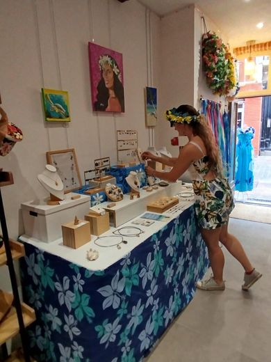 Bijoux refinados, coronas florales, bolsas y carteras, jabones, monoïs: la