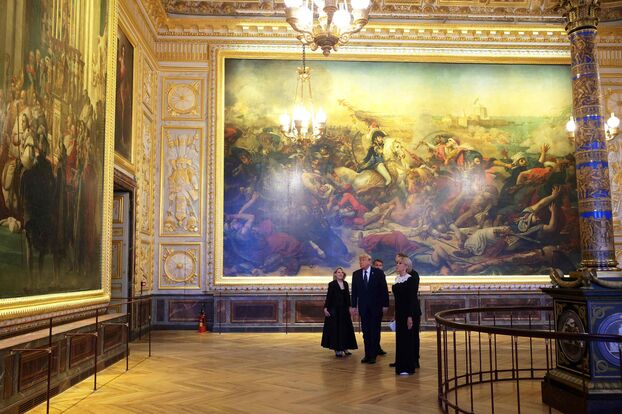 Donald Trump disfrutando de la belleza del Château de Versailles
