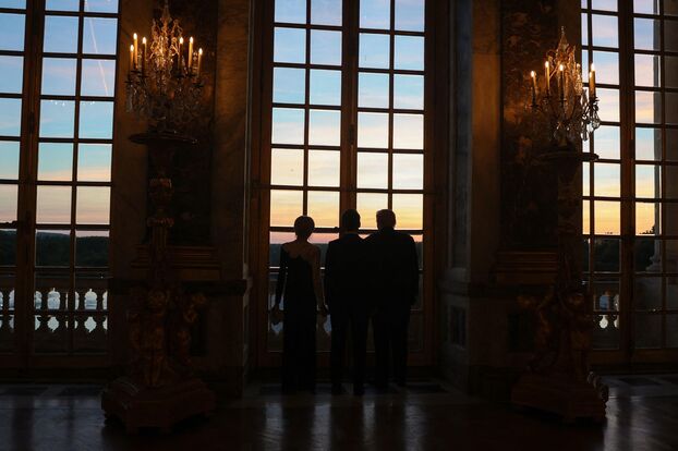 Brigitte, Emmanuel Macron y Donald Trump disfrutando del atardecer en Versailles