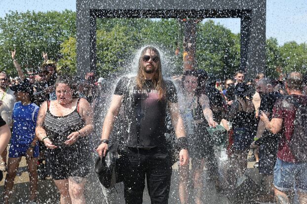 Refrescándose en el festival