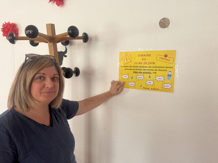 Julia Costes-Chambaud, directora del EHPAD Bellevue, presentando el programa para altas temperaturas.