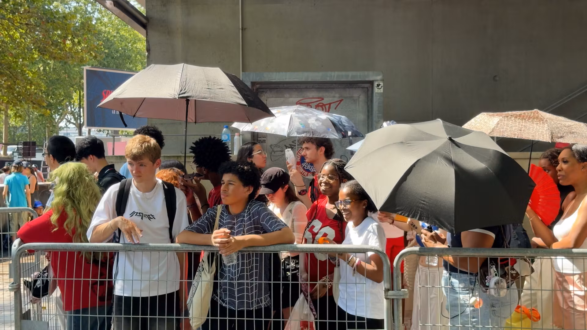 Ola de calor en París: los fans de Spider-Man desafiaron