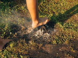 Caminar sobre brasas a 1.000 grados para "superar sus miedos":