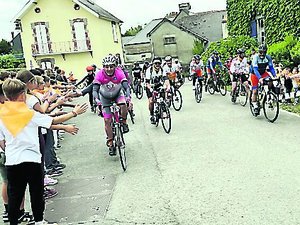 Azereix. Emoción en los Pirineos: 180 ciclistas recorren 440 km