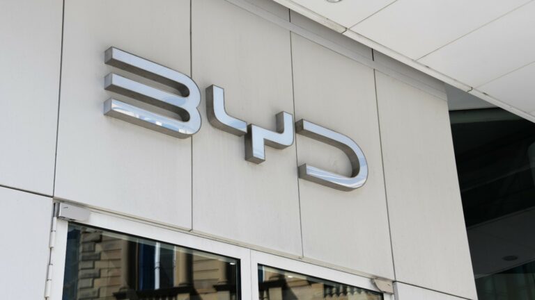BYD desarrolla robots humanoides y planea distribuirlos en sus concesionarios