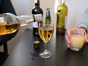 Beben en exceso mientras organizan el funeral de su padre,