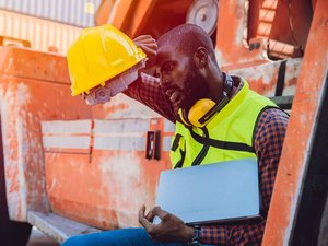 Canícula: ¿se puede vestir como uno desea en el trabajo?
