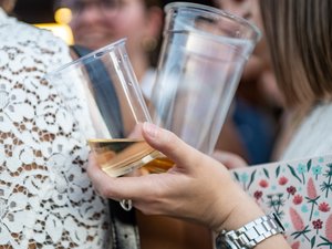 Cerveza bien fría, mojito, vino blanco: por qué consumir alcohol