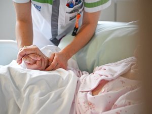 "Des gusanos salían de su cama": hallada en sus excrementos,