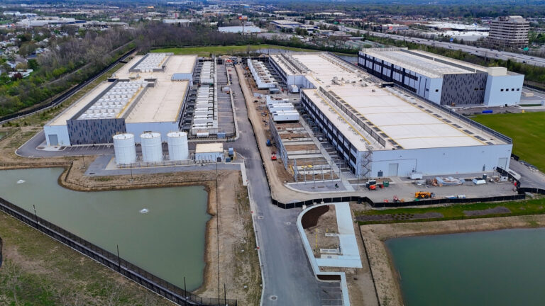 Empleados de Amazon testimonian contra los data centers, la empresa