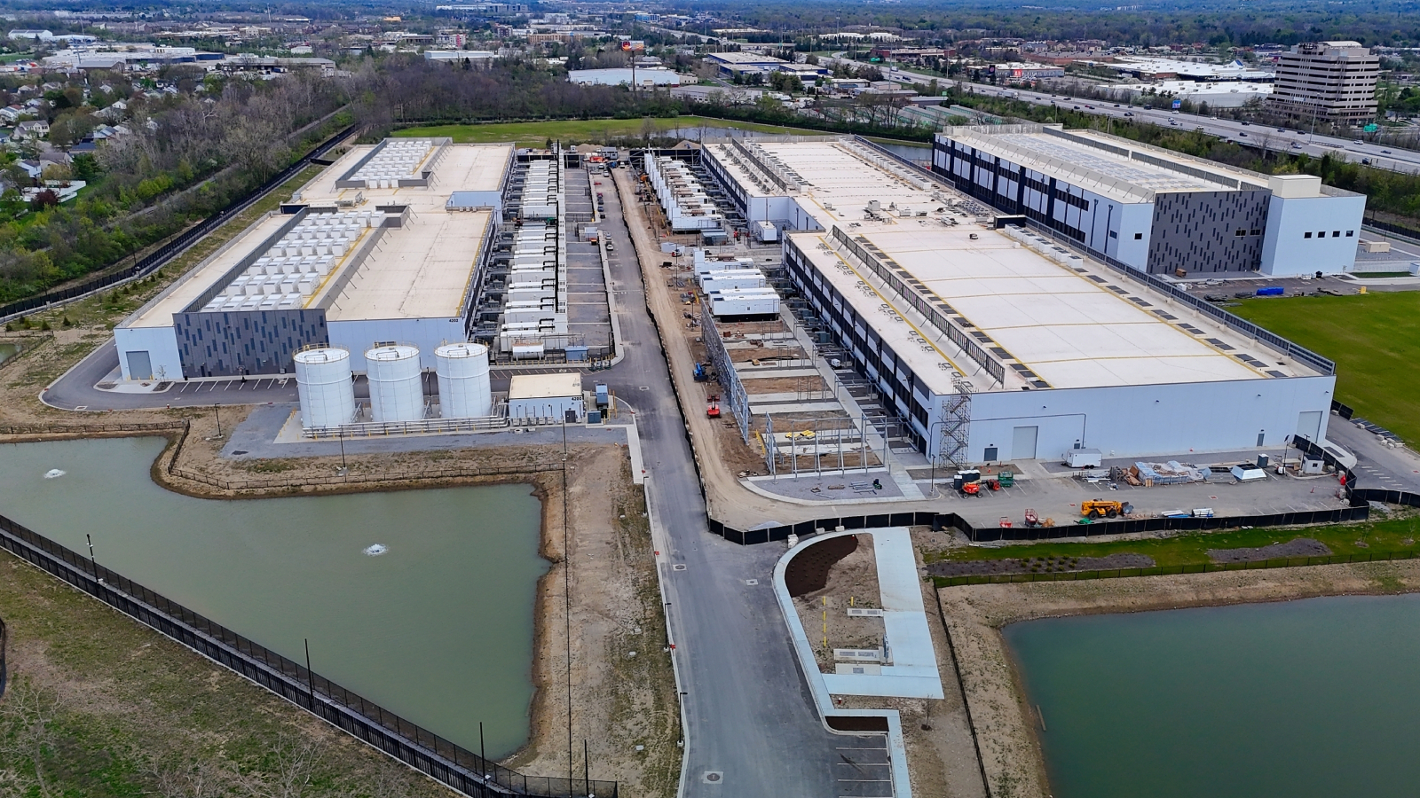 Empleados de Amazon testimonian contra los data centers, la empresa