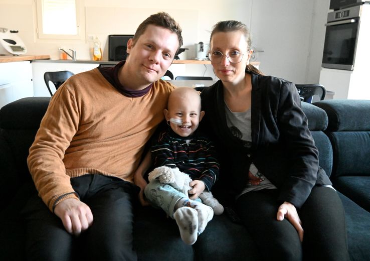 "Estamos exhaustos": los padres del pequeño Valentin, diagnosticado con leucemia