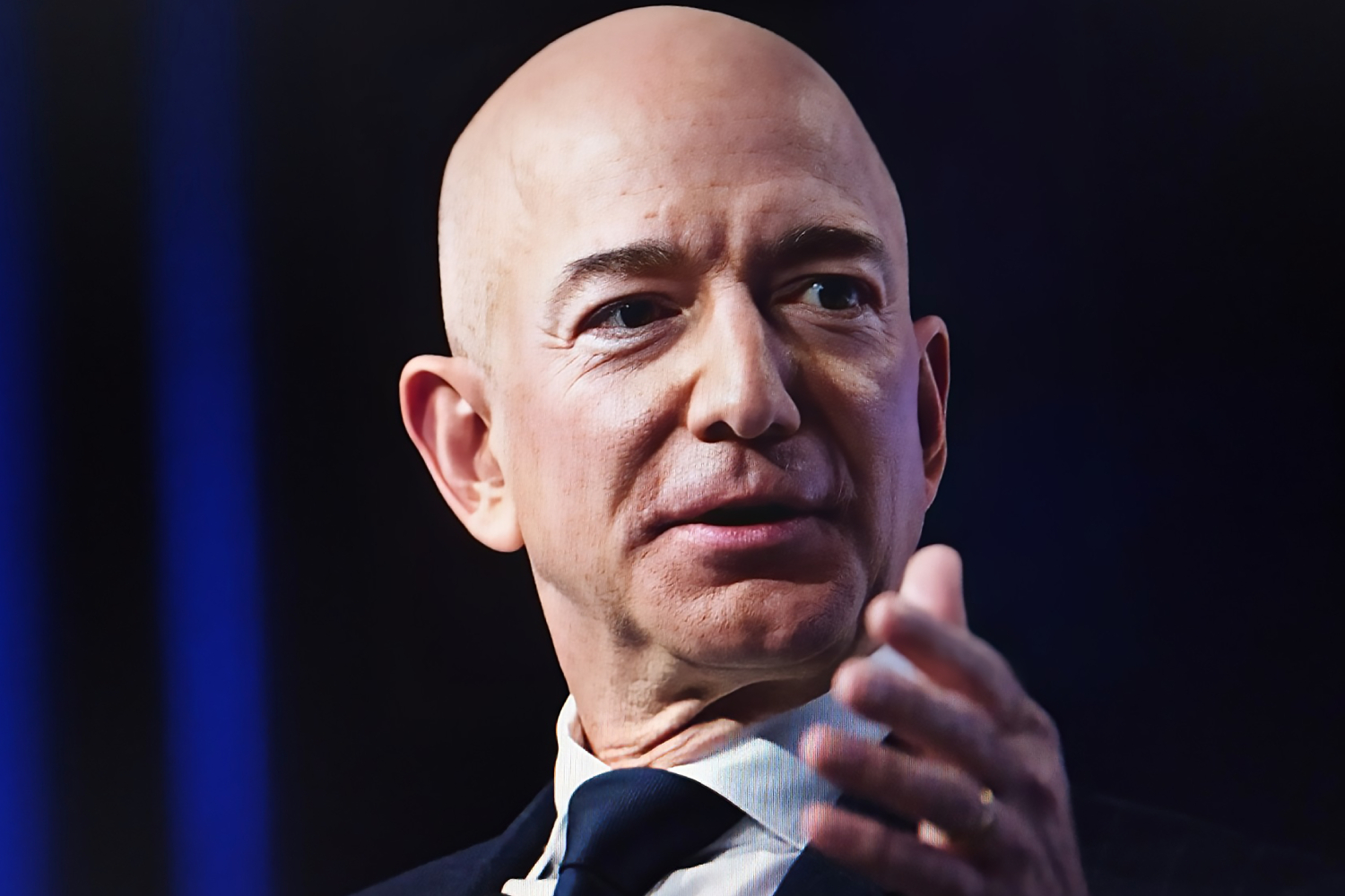 Jeff Bezos quiere deslocalizar la industria humana en la luna