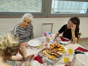 Lectoure. Élan intergeneracional y comida festiva entre los estudiantes de