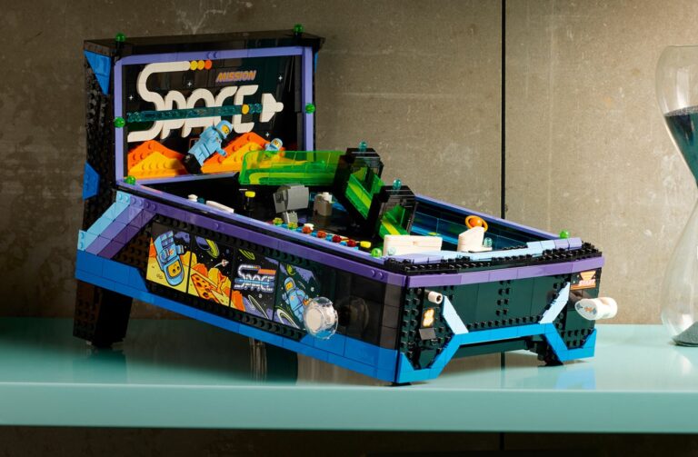 Lego presenta su primer flipper funcional: un set retro de